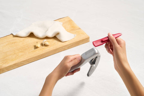 Susi III Garlic Press - Crusher, Mincer and Peeler (Zyliss)