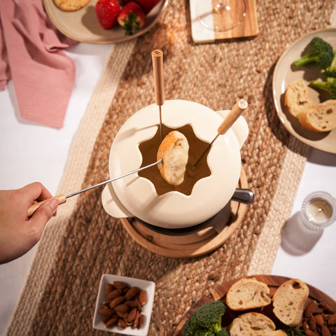 Enamel Coated-Finish Cast Iron Fondue Set: White / Cast Iron / Wood (Rubber) (Twine)